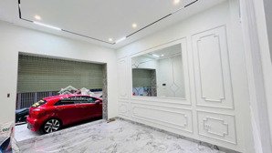 cho thuê nhà phân lô ngõ 215 trần quốc hoàn 50mx5t chia 2p có thang máy nhà mới