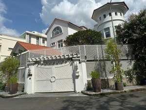 biệt thự sân vườn mặt tiền đường số 47 ngay quốc hương, thảo điền - dt: 12 x 30m - giá: 70 tỷ