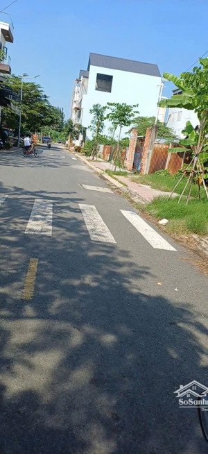 cần bán lô đất mặt tiền đường xe hơi cách hương lộ 2 chỉ vài chục mét