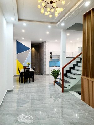 nhà 3 tầng ở ngay, dt 6x15m, có gara để ô tô trong nhà, hxh 1 sẹc tăng bạt hổ