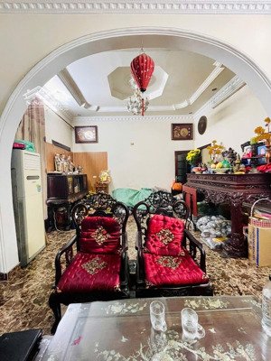 mặt phố - kinh doanh - vỉa hè đá bóng - bán đất tặng nhà - trung tâm, căn góc - sổ vuông nhất phố