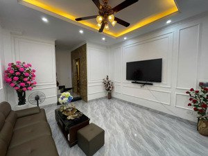 bán nhà chia lô ngõ 157 phố pháo đài láng diện tích 30/33 m xây 6 tầng thang máy mới bán 8,6 tỷ