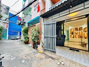 chính chủ. nhà 1 trệt 2 lầu sân thượng. hẻm 373 thống nhất p11 gv . đối diện ủy ban phường 16 gv