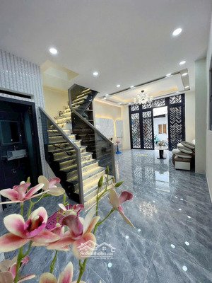 nhà 2 lầu hẻm thông 5m đường bà hom q.6 (4.6x9m 3 phòng)