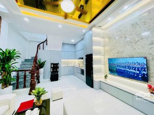 trung tâm đống đa - thiết kế thông sàn - đại học bao quoanh - không gian thoáng sáng.