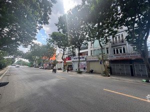 bán đất phố lâm hạ, vị trí trung tâm. dt 125m2 mt 7m. giá 305tr/m2. sổ đỏ chính chủ. lh 