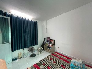 nhà đẹp phố đê la thành, 18 m2, 4 tầng, có sổ hồng giá chỉ 4.2 tỷ.