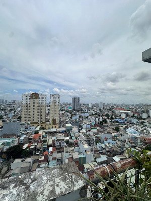 chính chủ bán gấp penhouse babylon dt 105m2 3pn 2wc + 100m2 sân vườn giá 5tỷ5 có sổ. 