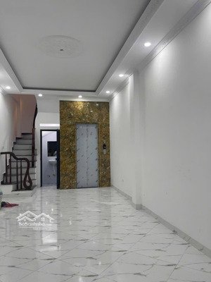 cần bán gấp nhà gần trung tâm thương mại thanh trì 33m2x6t,