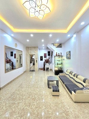 đê la thành, vị trí đẹp, trung tâm phố, ngõ thông, 3 gác. dt 36m2*6 tầng, mt 4.3m, 10.5tỷ. ở ngay