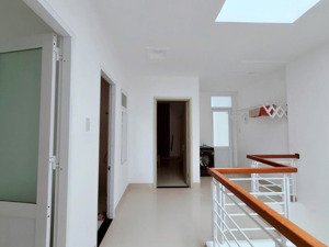 bán nhà 3 tầng đẹp 89,5m2 ngang 5m chỉ 8 tỷ. đường kha vạn cân rộng 12m. phước long a. nha trang