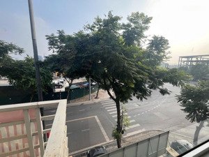 cho thuê mặt bằng làm văn phòng mặt phố việt hưng, long biên. vỉa hè ô tô dừng đỗ.