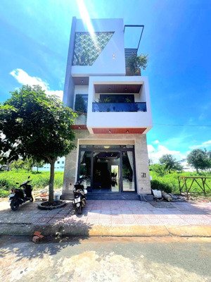 nhà rẻ vừa xây xong. nhà thiết kế hiện đại sang trọng. chất lượng vừa rẻ vừa đẹp khu đô thị the sol