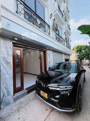 cc gửi bán nhà 4 tầng đường thông ô tô. dt rộng 40m2. gần ql6 mở rộng. giá chỉ 3.1 tỷ 