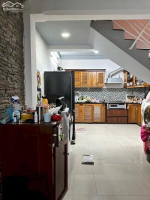 Nhà CMT8, Quận 3 - 3 tầng 2 phòng. mua cho con ở đi học