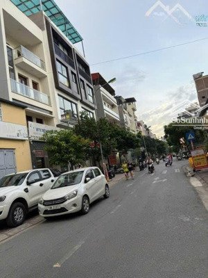 cần bán nhà 3 tầng ngã tư chân tòa chung cư ruby mặt phố nông vụ - phúc lợi _ long biên - hà nội.