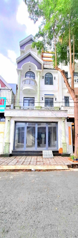 quá ngộp. cần ra gấp căn nhà giá rẻ trong khu đô thị năm sao 1 kế chợ bình chánh