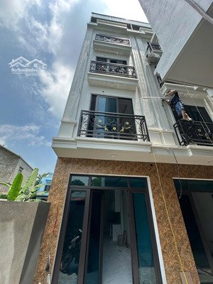 nhà 4 tầng 1 tum cách ql6 400m-ô tô đỗ tận cửa-tầm 4 tỉ cam kết căn này là hoa hâu-khó căn nào hơn