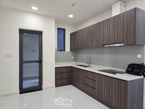 tầng cao 82m2. nhà mới, đủ nội thất, máy lạnh, máy giặt, tủ lạnh. cho thuê lâu dài, giá còn bớt