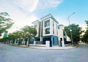 chính chủ quỹ căn bt 180m2,198m2, góc 250m2. hướng đông nam, mt 9m, gần vườn hoa, giá rẻ nhất