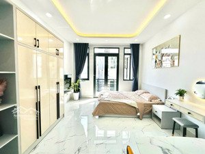 cho thuê chdv siêu đẹp ban công/cửa sổ ngay khu phan xích long, phú nhuận