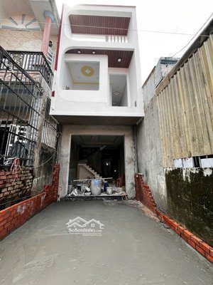 nhà lầu trệt gần làng đại học dt 77m2 tc 61,4m2 ngang 4 giá 3tỷ590. lh 