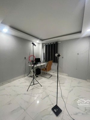 cần tiền cho thuê gấp nhà mặt tiền bạch đằng quận bình thạnh dt 3,8x20-3 lầu .giá chỉ 27tr/tháng