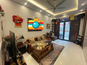 nhà dân xây- chỉ 8.9 tỷ -bồ đề-nguyễn văn cừ- hiếm-cực đẹp - ô tô đỗ cửa -50m ô tô tránh.