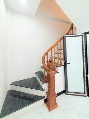 bán nhà đẹp. 5,47 tỷ. nhỏ xinh. nhà mới tinh nội thất đỉnh. đầy đủ công năng. ngõ nông và rộng