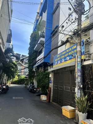 8tỷ . sở hữu nhà hẻm xe hơi chỉ cách mt tân sơn nhì 20m . dt 4.05 x 13.5m