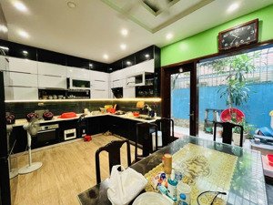 cần bán nhanh căn liền kề đẹp/ kđt dịch vọng cầu giấy.