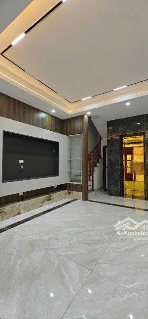 cần bán nhà phố hồng tiến long biên 6 tầng thang máy ô tô đỗ cổng cách vài nhà ra phố dt 39m2 mt 5m