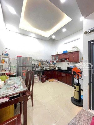 bán gấp nhà (8mx20m) gần chợ bình chánh, bệnh viện đang cho thuê 21 triệu/tháng