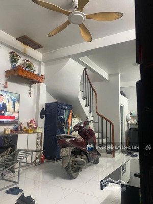 bán gấp căn nhà dân xây phúc lợi 35m2 x 3 tầng giá 4,33 tỷ ô tô đỗ cửa view công viên hồ