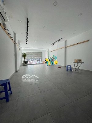 mặt tiền kinh doanh - đường an dương vương - dt 5,5x15 4 tầng, sân thượng, có thang máy - 13 ty