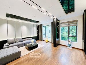 vỉa hè 2 bên siêu rộng, ô tô tránh thoải mái, mặt tiền rộng cực hiếm - văn phòng