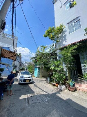 bán nhà - dt: 83m2 - 6 tỷ xíu - gần chợ phú lâm - hẻm 8m thông thoáng