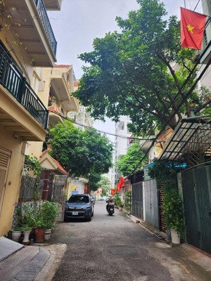 cần bán nhà phố nguyễn văn cừ dt 165m2, 4 tầng khu phố vip nhất long biên dân trí cao và sầm uất