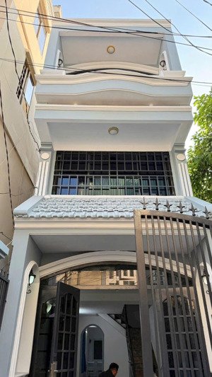nhỉnh 6 tỷ - nhà mới 3 tầng - 62m2 - có sẵn nội thất - vài bước ra mặt tiền - gần chợ bà chiểu