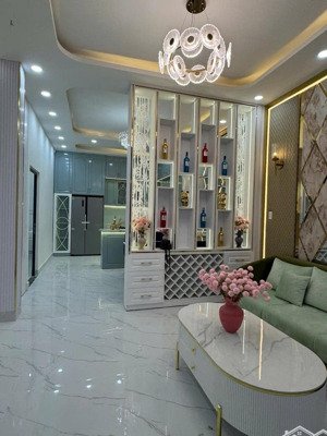 bán nhà lô nhì đường phạm hữu lầu - quận 7 - sát bên phú mỹ hưng - ngang khủng 8m - 3 tầng