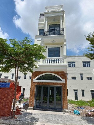 bán nhà ngay gần ga metro mà chỉ 5 tỷ / căn 3 lầu quá chị là hot