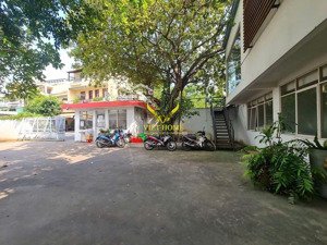 cho thuê góc 2mt nhánh xuân thủy, 1300m2, giá 180tr, 3 khối nhà văn phòng - kinh doanh đa ngành