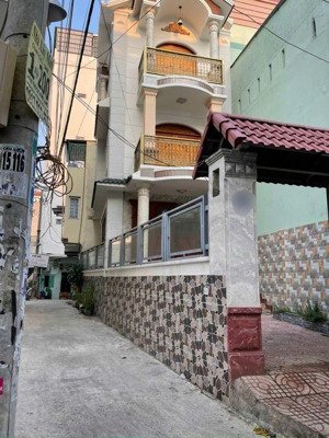 bán gấp nhà hẻm 10m có lề đường hòa bình, p. hiệp tân, tân phú, dt 117m2, đúc 3 tấm, giá 11 tỷ tl