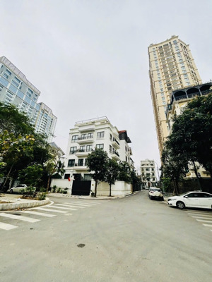 căn biệt thự nhà vườn bể bơi quảng an tây hồ, 266.6m2 mt: 13m an ninh tốt hưởng thụ, giá: 73 tỷ