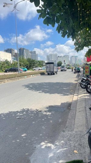 cho thuê mặt tiền đường số 41, quận 4 diện tích: 12x18m nhà cấp 4. giá 140tr/th. lh: vũ