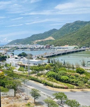 chính chủ cần chuyển nhượng căn hộ view biển & sông tầng cao nhìn thấy sungroup đẹp.