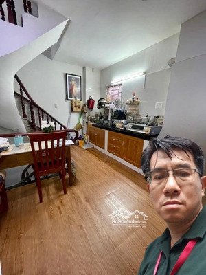 sốc! 2 tỷ hơn có nhà 5 tầng, 3pn ngay cmt8 sát cv lê thị riêng, cx bắc hải, giáp q.3