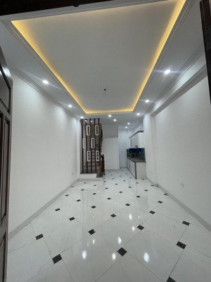 bán nhà 30m2 giá 3tỷ500 ngõ ô tô cạnh nhà , gần quốc lộ 21b , khu tiện ích chợ , trường