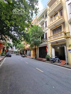 phân lô bàn cơ - thoáng trước và thoáng sau - 3 ô tô tránh - vỉa hè 2 bên - để ở hoặc làm vp