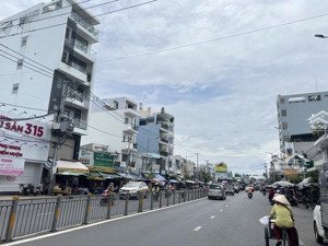 khan hiếm: mt nguyễn xí, q. bình thạnh. dt: 9.6m x 39m. cn: 348m2. kc: cấp 4. giá: 53 tỷ